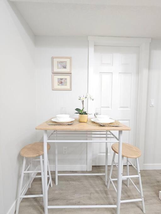 Cozy Suites In Calgary Area Balzac Buitenkant foto